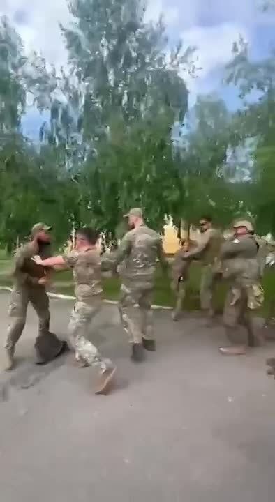 Френдли файер. В Сети распространяется видео из тренировочного лагеря ВСУ