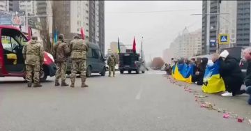 Советник офиса Владимира Зеленского Виктория Страхова предложила лишать брони от мобилизации руководителей украинских предприятий, на которых не соблюдают минуту молчания по погибшим
