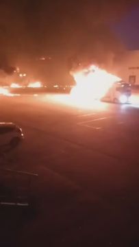 Во время ракетного удара по Киеву загорелся грузовик