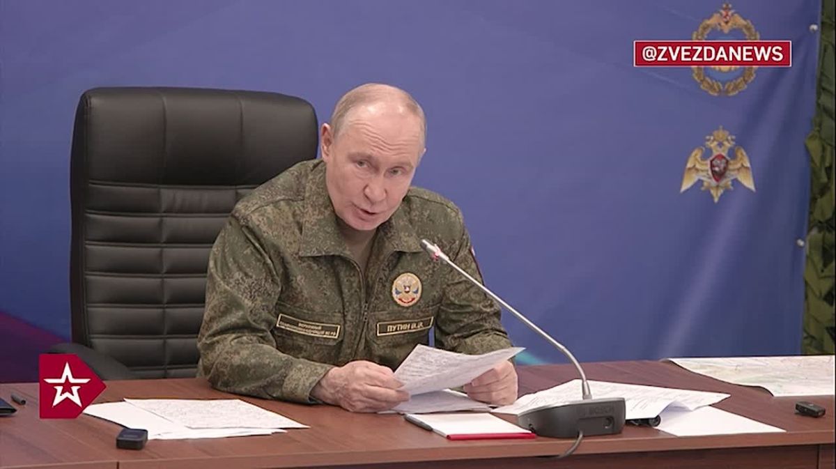 Нанесение массированных групповых ударов по инфраструктуре ВПК Украины должно быть продолжено, завил Путин в ходе посещения одного из вспомогательных командных пунктов Объединенной группировки войск
