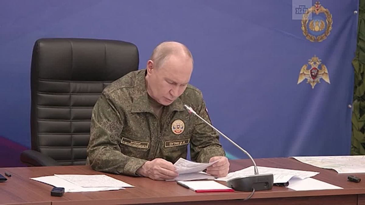 Нанесение массированных ударов по ОПК Украины должно быть продолжено, заявил Путин на совещании в пункте управления Объединенной группировки войск СВО.