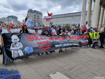 Марш памяти жертв Волынской резни прошел в Варшаве на фоне обострения отношений Польши и Украины