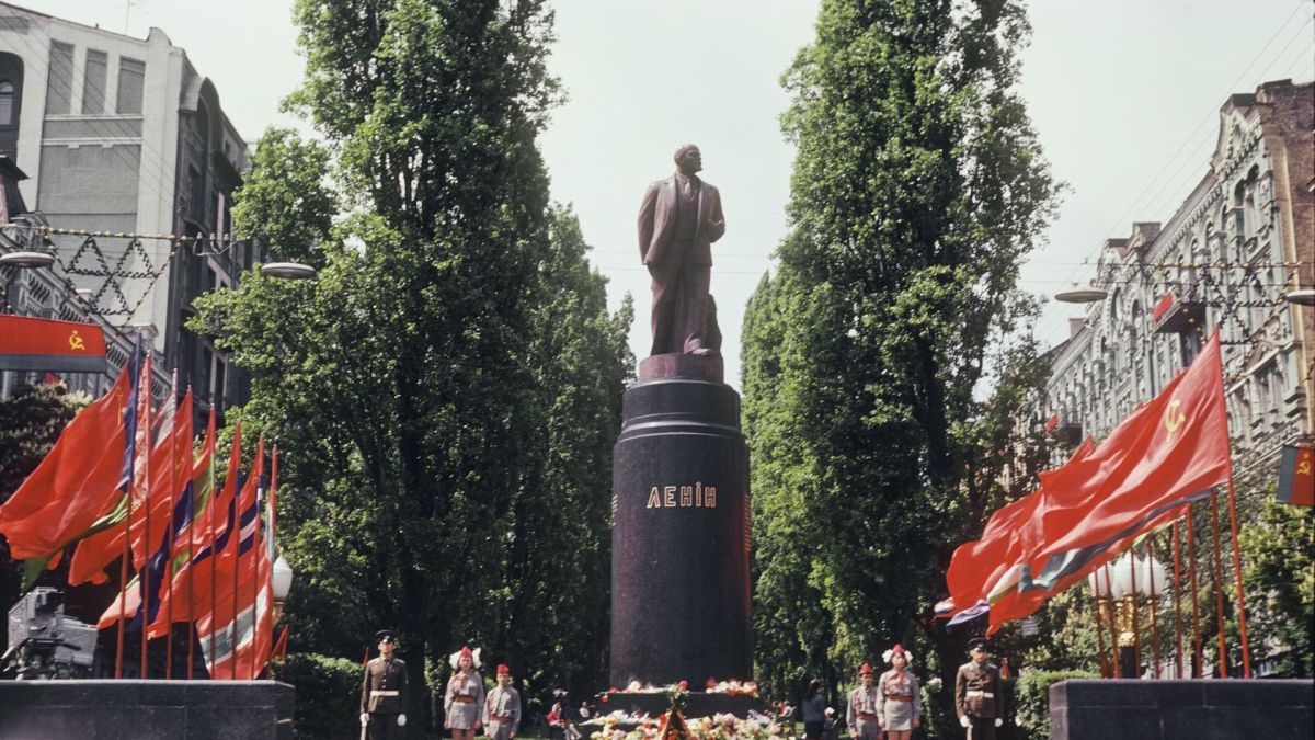 Мазепа и Ленин: круговорот памятников на Бессарабке