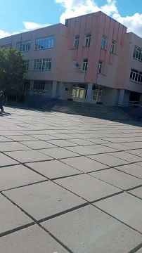 Киев. Безумная рагулиха набросилась на детей за песни на русском языке