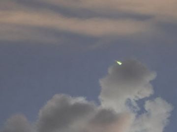 Дым поднимается в небе над Киевом после одного из прилётов