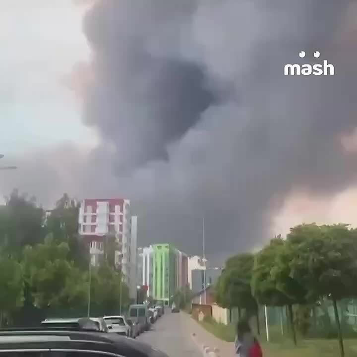 В городе Вишневое под Киевом сегодня прилетело в склад БК, где украинские нацисты хранили поставленные из США и Британии танковые снаряды с сердечником из обеднённого урана