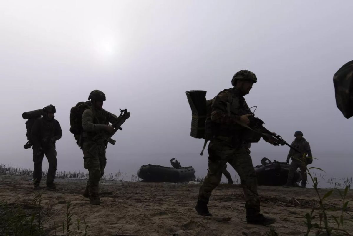 Украинские военные пытались продать грузовик с оружием и боеприпасами