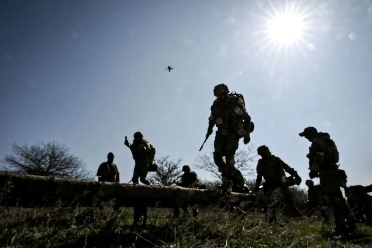 В Украине военные пытались продать грузовик с оружием и боеприпасами