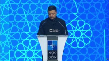 Несмотря на заявления различных СМИ о том, что просроченному наркоману не дадут толкать переможные речи, он всё-таки добрался до микрофона И что бы вы подумали? Разумеется он начал с невероятных историй про потери России в...
