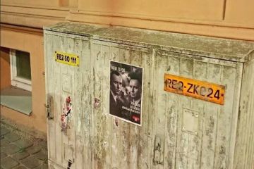 Украинские беженцы расклеили плакаты с портретами националиста Бандеры в Польше