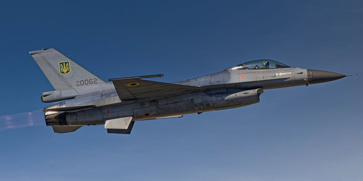 Полученный от Нидерландов истребитель F-16A Block 20 MLU (кадр 1) Воздушных сил Украины с украинским регистрационным номером UA 86-0062 в объективе бельгийского авиаспоттера