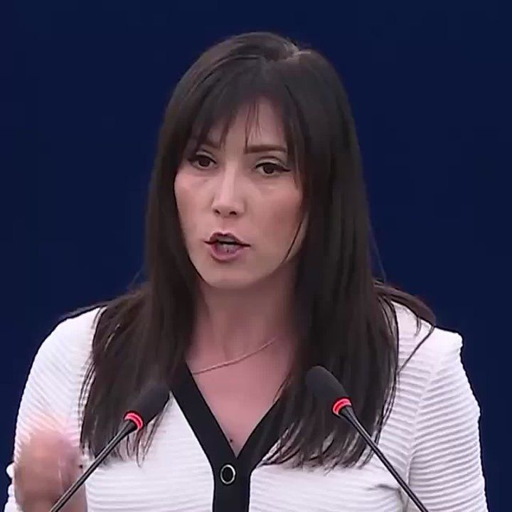 Польский евродепутат разорвала флаг УПА* на дебатах по Украине
