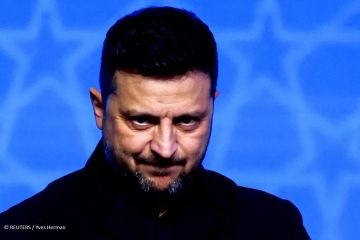 Польские евродепутаты потребовали осудить Зеленского, пишет Politico