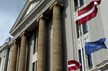 Латвия протестует: она не открывала свое небо для атак на Россию и не собирается высылать русских