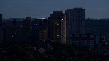 На месте одного из ударов разгорается пожар, а в некоторых районах Киева пропал свет