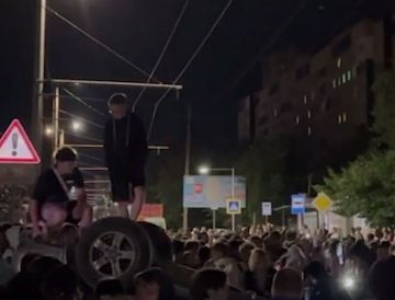 «Страна»: Во Львове на акции протеста против ТЦК толпа перевернула автомобиль военкомов