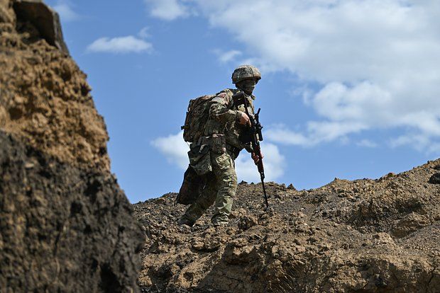 Минобороны: Российские военные продолжают наступление западнее Красного Лимана