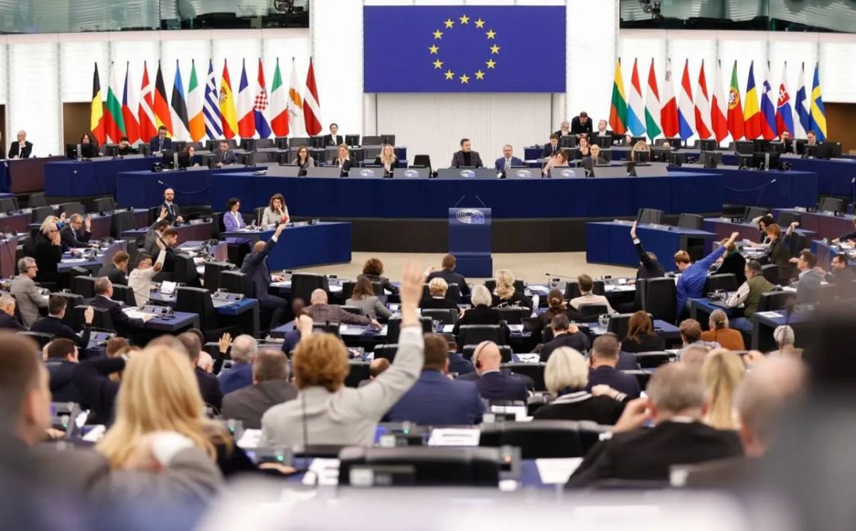 Европейский парламент одобрил поправку к резолюции, в которой решение президента Украины Владимира Зеленского назвать одно из элитных военных подразделений именем, связанным с УПА (организация признана в РФ экстремистской и...
