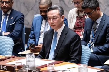 Лэй: Надо проявлять сдержанность и прилагать усилия для деэскалации ситуации на Украине