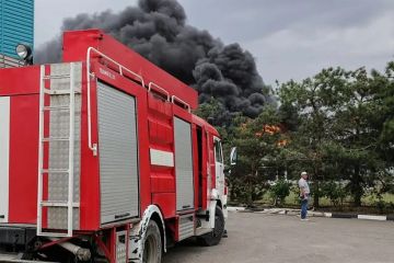 Слюсарь: Пожар после атаки ВСУ на объекты хранения нефтепродуктов в Азове локализовали