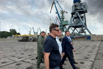 Слюсарь: В Таганроге продолжается ликвидация возгорания нефтепродуктов после атаки ВСУ