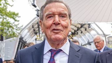Мельник допустил участие Шрёдера в мирных переговорах с Россией