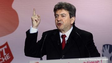 Жан-Люк Меланшон, основатель левой партии "Непокорная Франция" (LFI), заявил, что Франция должна выйти из НАТО и начать диалог с Россией, сообщила в понедельник газета Le Figaro
