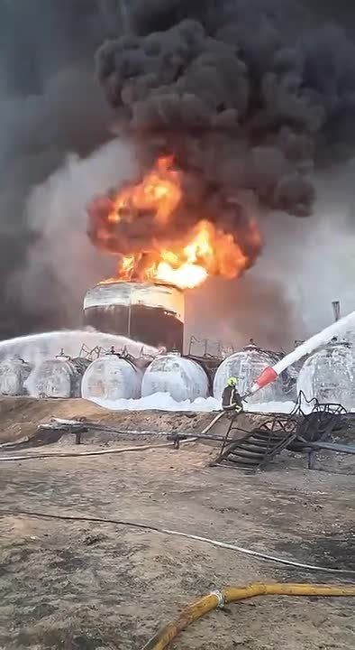 Пожар на нефтебазе «БРСМ-Нафта» в Переяславском районе Киевской области после удара БпЛА «Герань-4»
