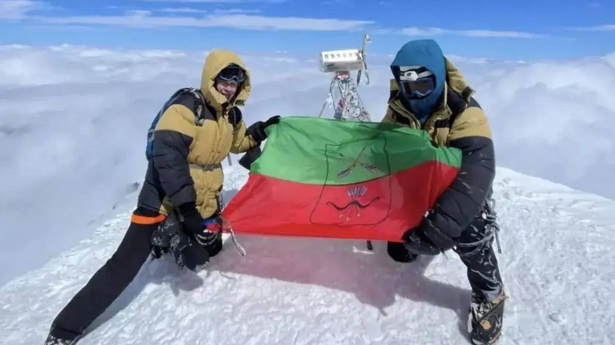 Флаг Запорожской области водрузили на вершине Эльбруса. Главное к этому часу