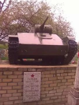Неизвестные украли мемориальный танк Т-70 с братской могилы ветеранов ВОВ на Украине, пишут местные СМИ