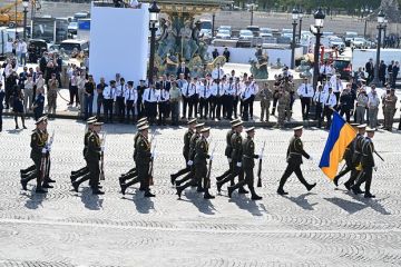 ВСУ и армия Молдавии прошли по Парижу во время парада в честь дня взятия Бастилии