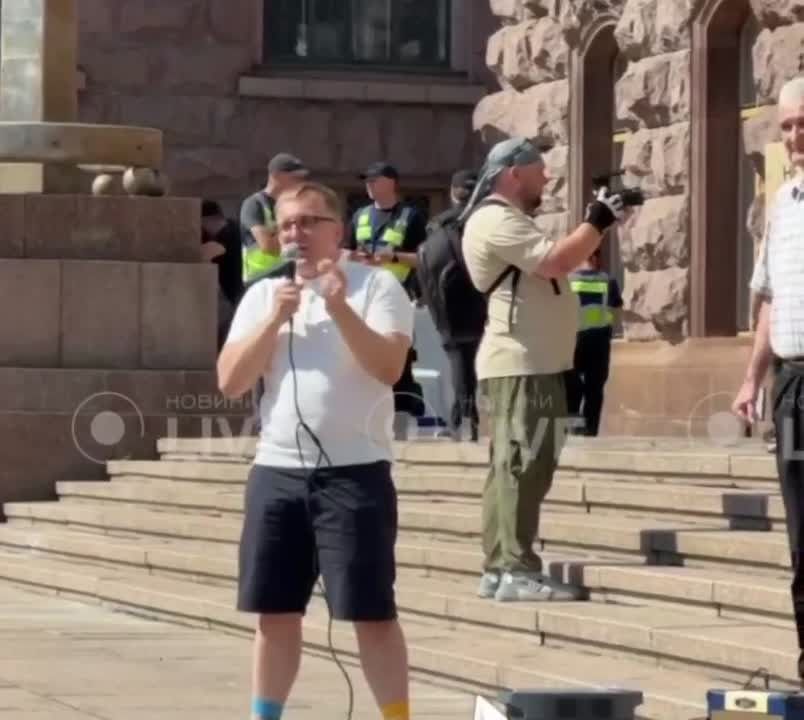 В Киеве люди вышли на протест под КГГА из-за повышения стоимости проезда: требуют отменить новые тарифы и ввести мораторий