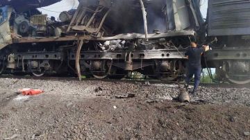 В результате атак, по сообщениям местных пабликов, в Одесском заливе загорелось ещё одно торговое судно