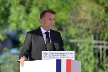 Слуцкий: Макрон превратил День взятия Бастилии в спектакль в поддержку Зеленского