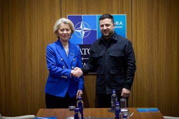 Зеленский наградил приехавшую в Киев фон дер Ляйен орденом Европы