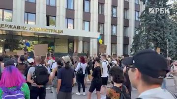 В крупных городах Украины проходят митинги против отставки министра обороны страны Михаила Федорова, сообщают украинские СМИ