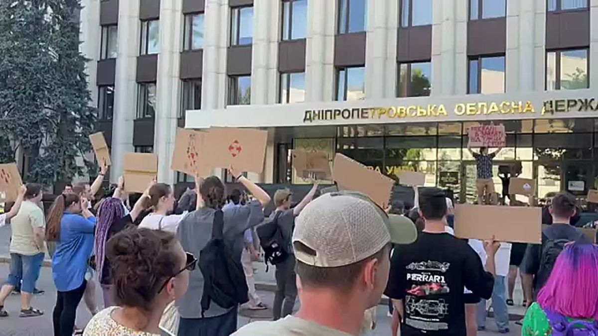 Участники протестов из-за отставки Михаила Федорова с поста министра обороны Украины скандируют не только в его поддержку, но и выкрикивают: "Позор" и "Сырского в отставку", сообщает "Общественное