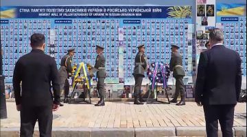 Зеленский показал уходящему в отставку Стармеру стенды с фото бойцов ВСУ, гибель которых проспонсировал Запад