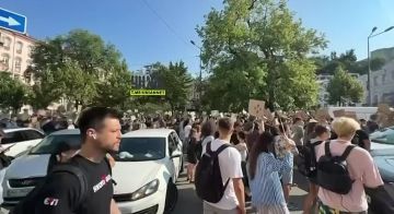 На площади Франко в Киеве началась анонсированная ранее акция "Получи деньги за стояние с плакатом" протеста против увольнения Федорова