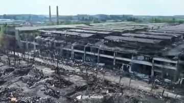 Огромная воронка, разрушенное здание и выжженная земля: украинские СМИ показали кадры последствий детонации боеприпасов на складе в Киевской области