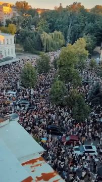 Тем временем по всей Украине идут акции соросят в поддержку Украины и за отставку Сырского