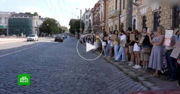 На Украине не стихают митинги в поддержку уволенного министра обороны