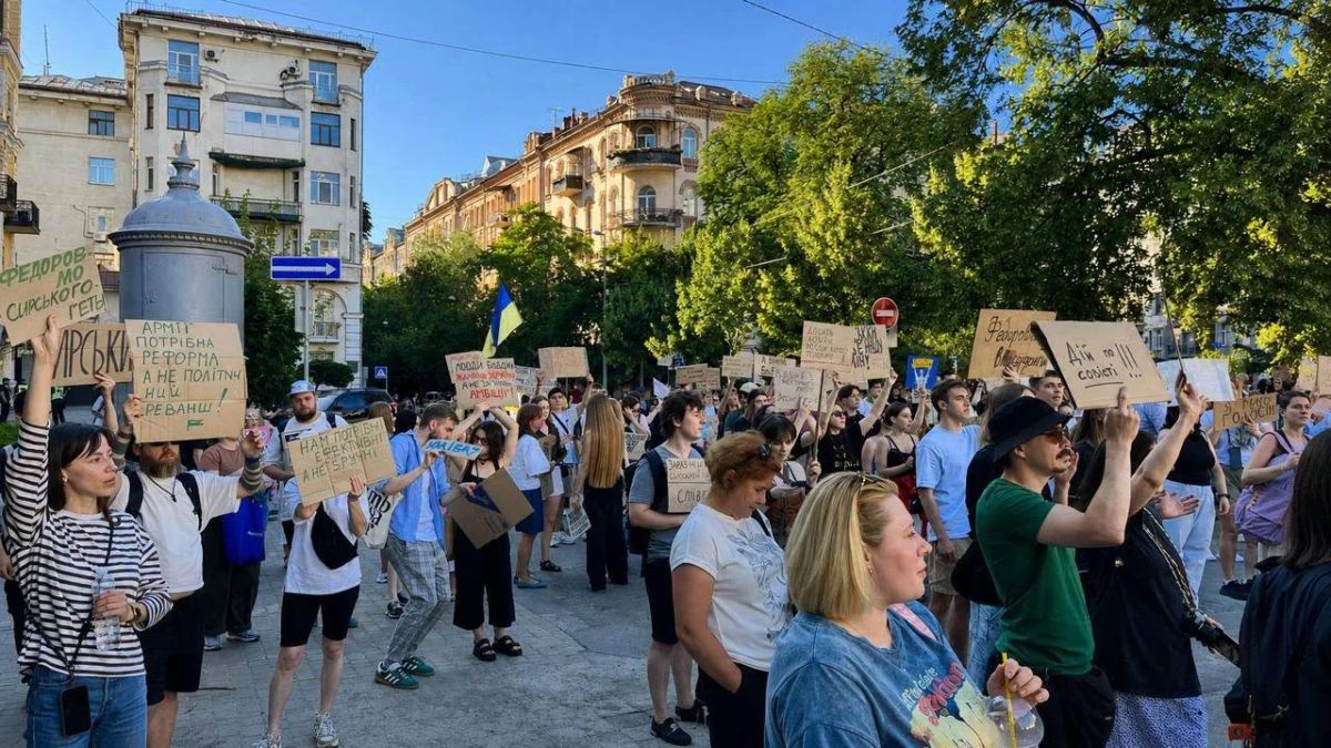 Митинг в поддержку Федорова продолжается в Киеве третий день, сообщает украинское издание «Время»