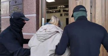 Сотрудники ФСБ задержали в Крыму двух женщин по подозрению в госизмене