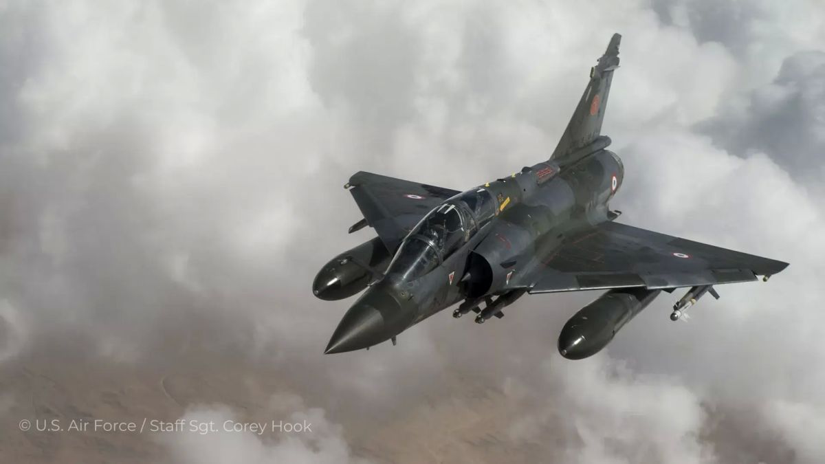Авианосная группа Франции участвовала в разведке ситуации в конфликте на Украине, заявил газете Journal du Dimanche адмирал Тибо Одо де Поссес