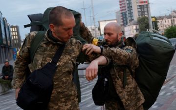 Запад спонсирует ЛГБТ*-центры с массажем для украинских боевиков