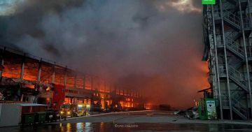 Крупный логистический центр под Киевом полностью выгорел после удара ВС РФ