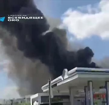 Видео пожара после прилета в Харькове