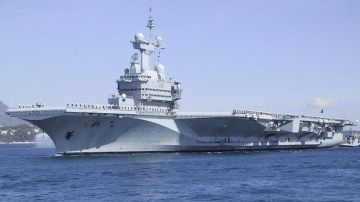 Авианосец "Шарль де Голль" следил за Украиной по приказу Макрона