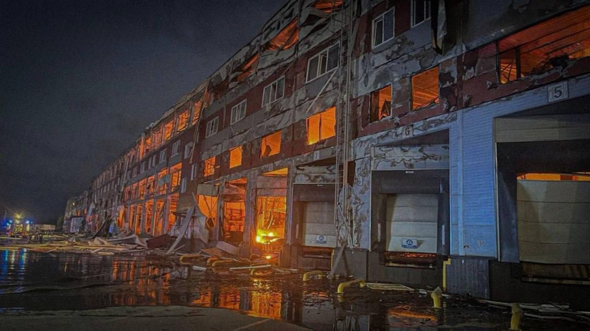 ВС РФ ночью нанесли удар по предприятиям военной промышленности и логистическим центрам в Киеве и Киевской области, сообщает Минобороны РФ